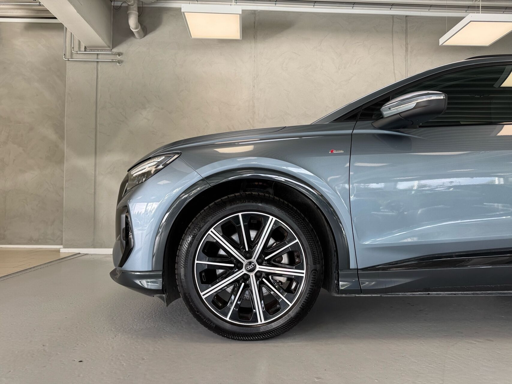 Blå Audi Q4 fra 2024