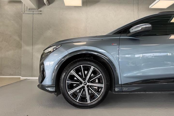 Blå Audi Q4 fra 2024