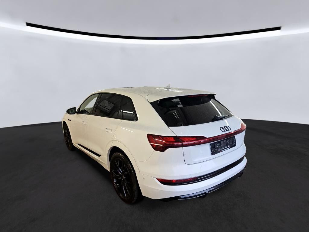 Hvid Audi e-tron fra 2022