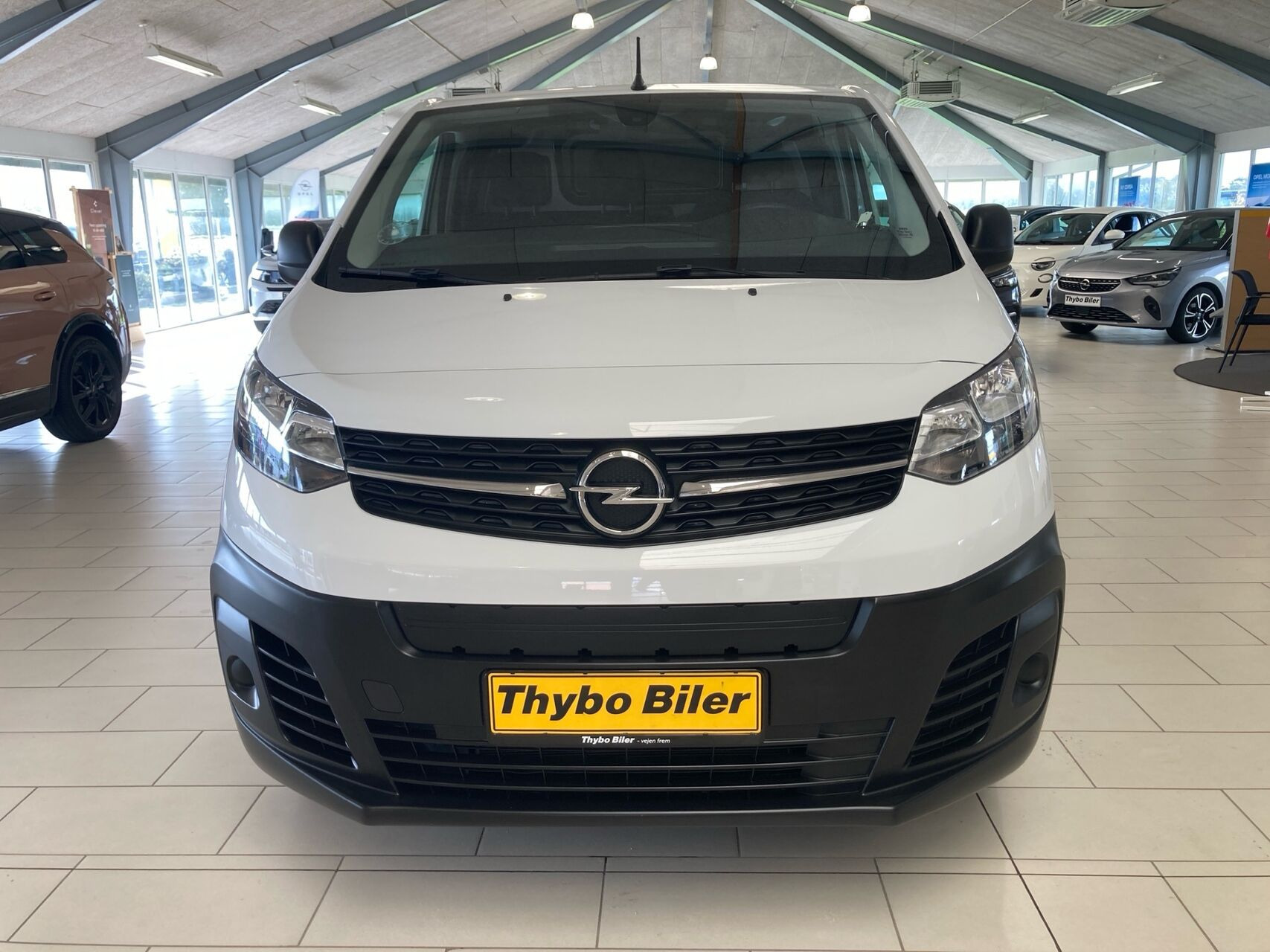 Hvid Opel Vivaro-e fra 2023