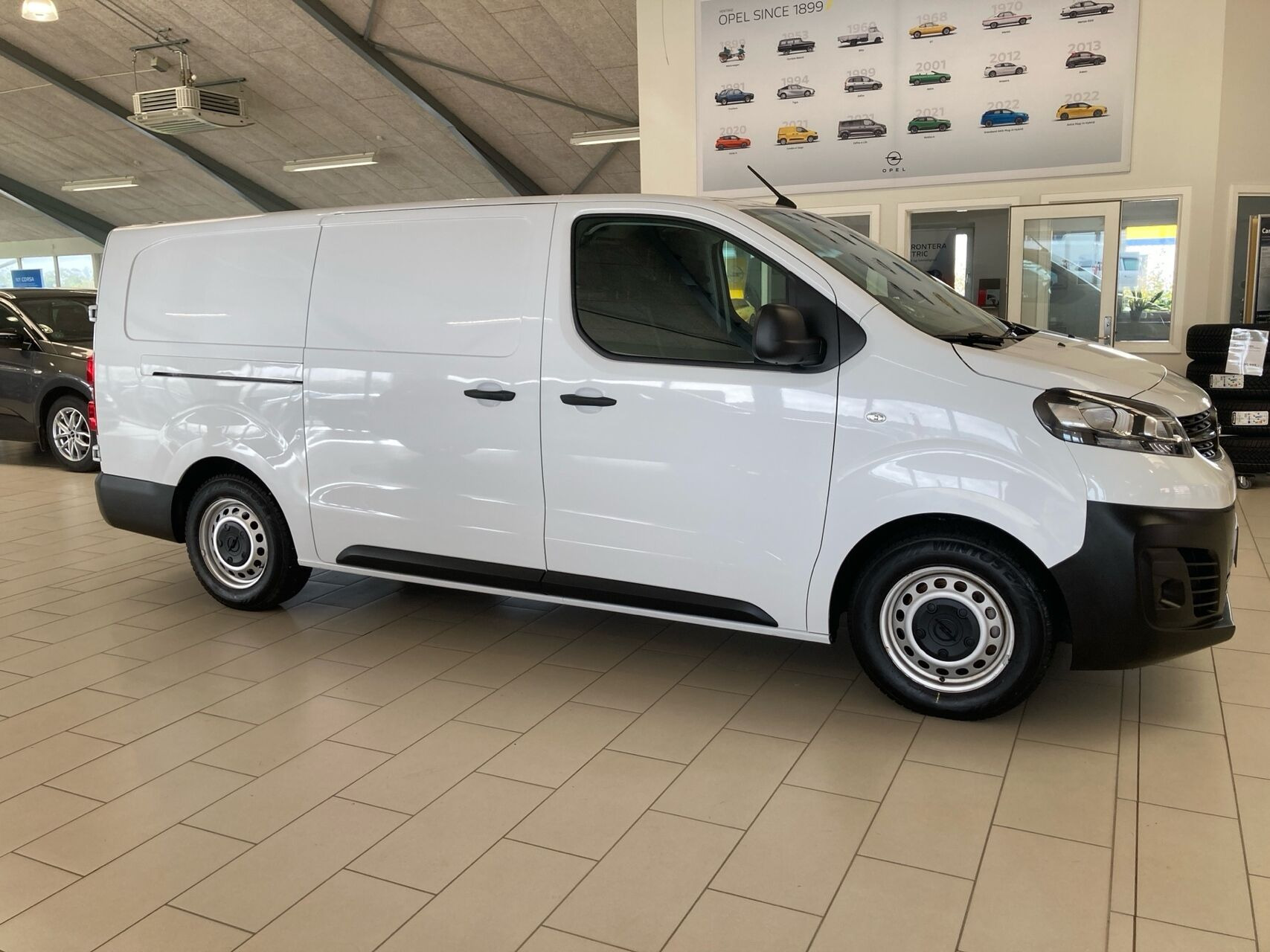 Hvid Opel Vivaro-e fra 2023