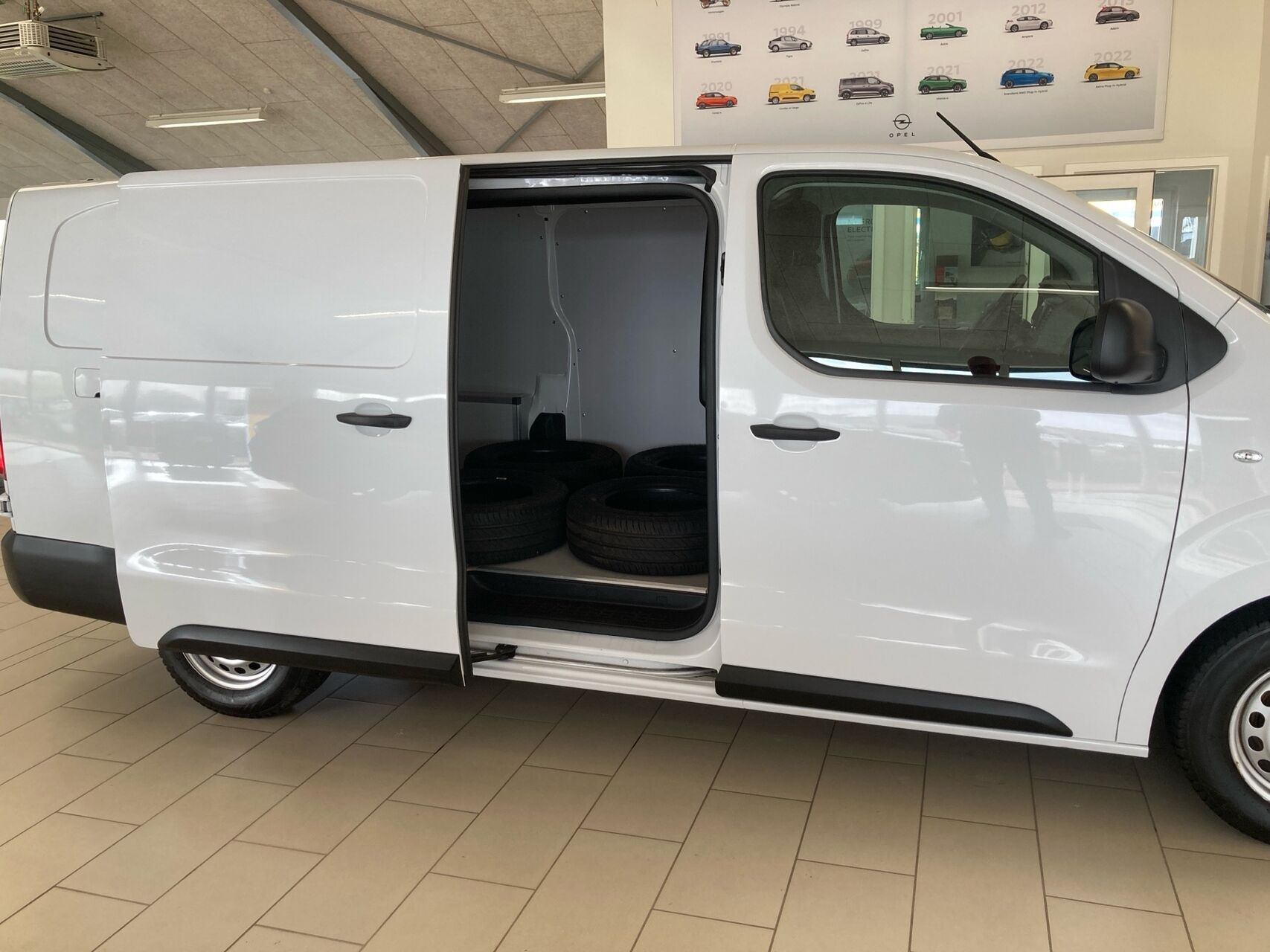 Hvid Opel Vivaro-e fra 2023