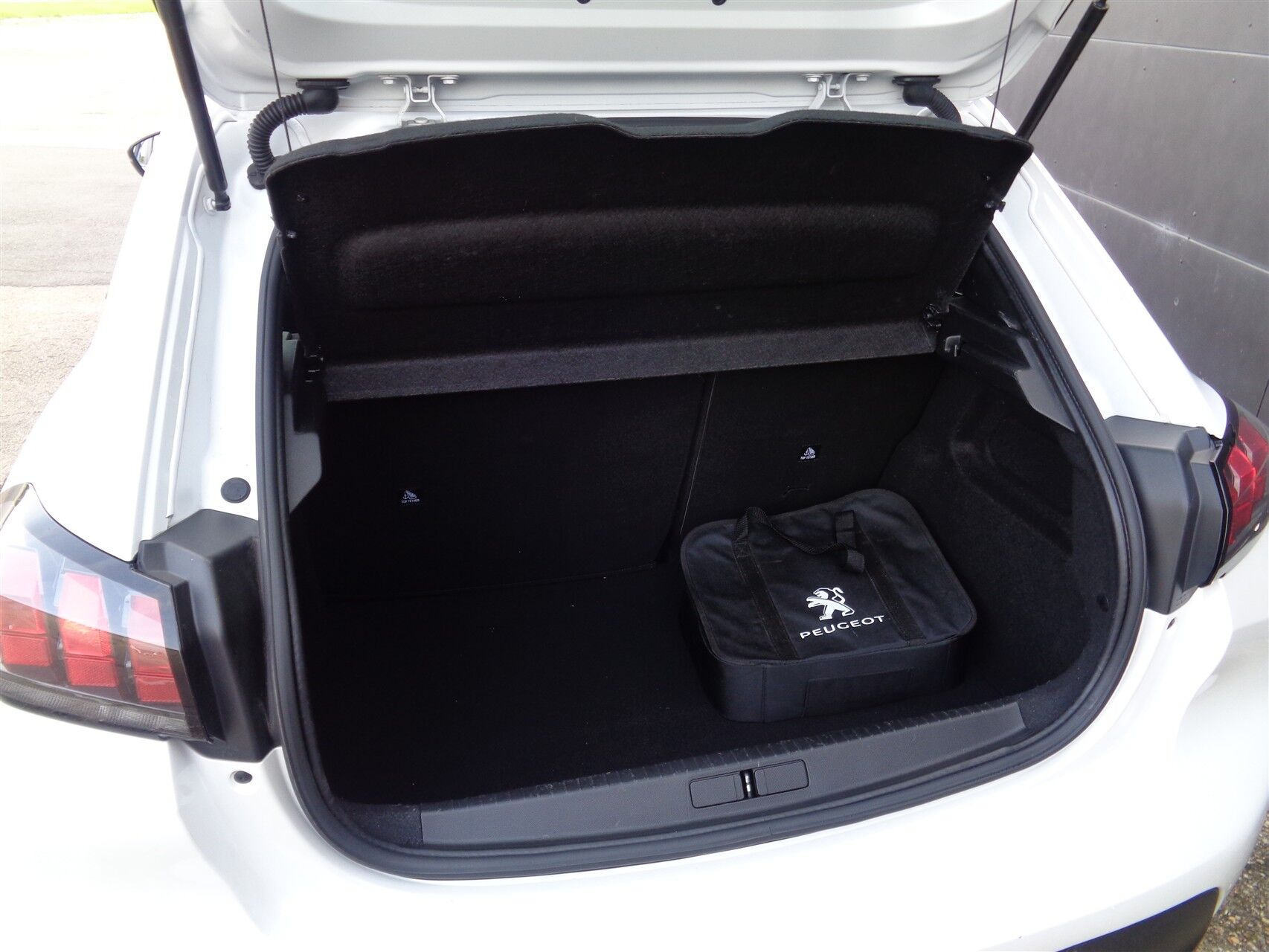 Hvid Peugeot e-208 fra 2020