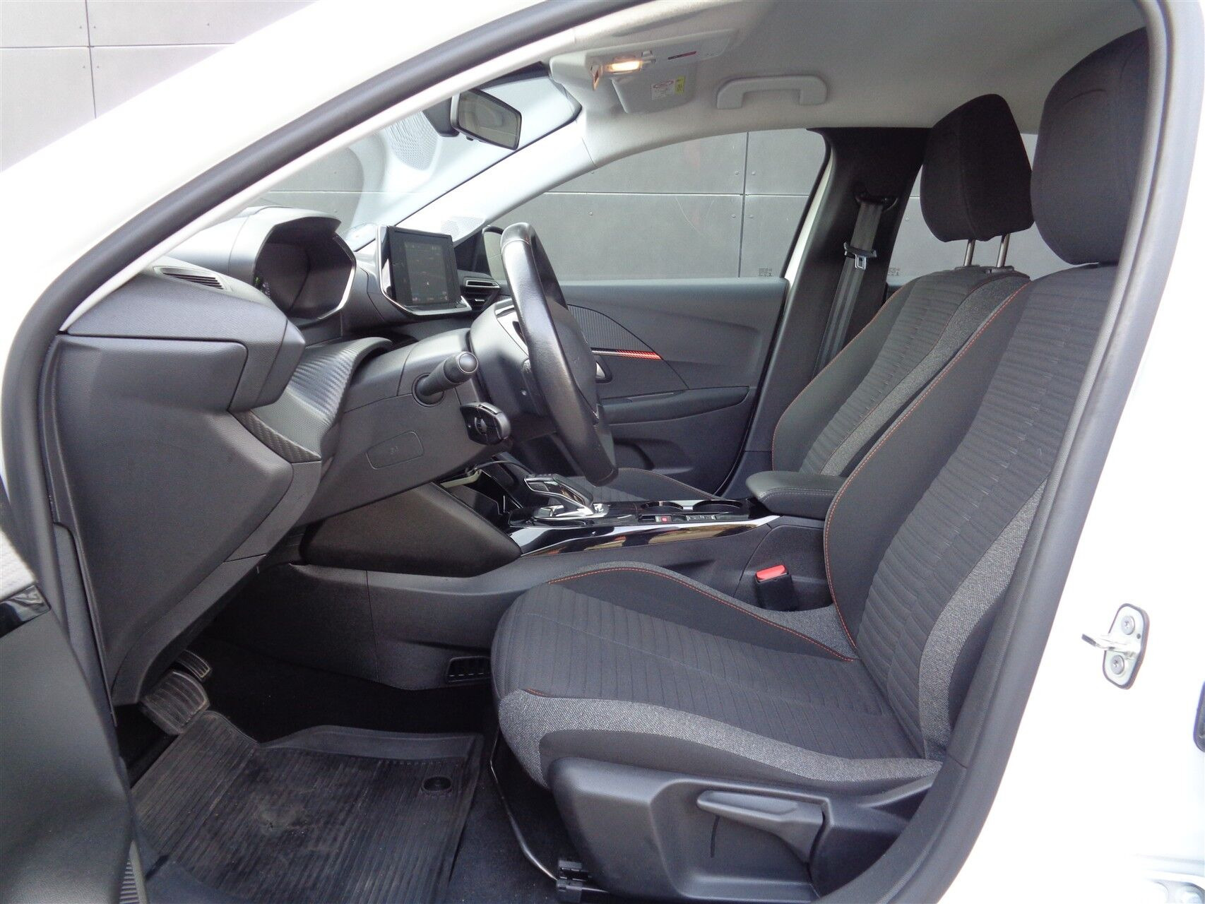 Hvid Peugeot e-208 fra 2020