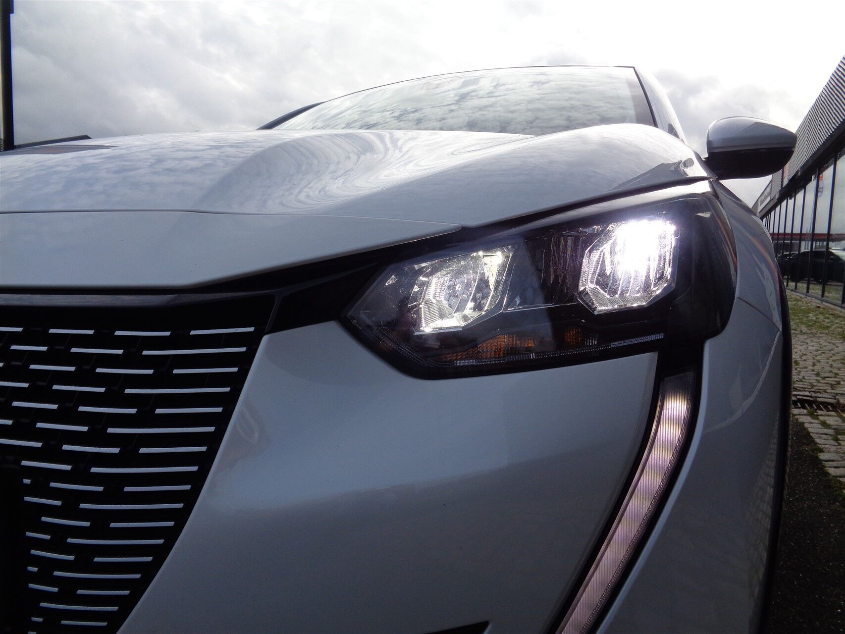 Hvid Peugeot e-208 fra 2020