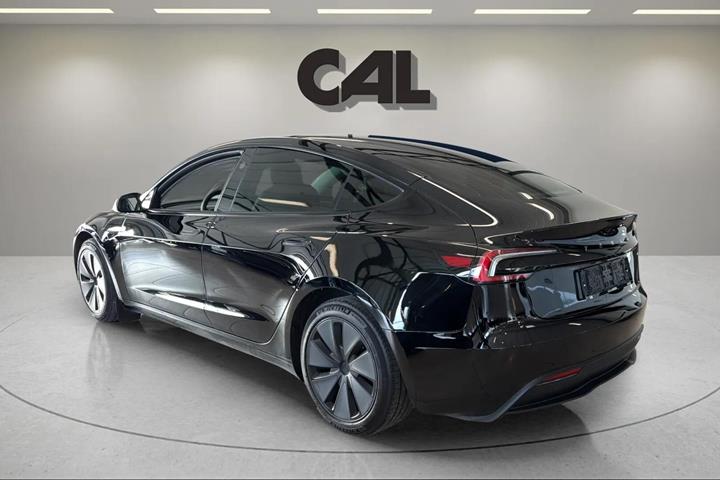 Sort Tesla Model 3 fra 2024
