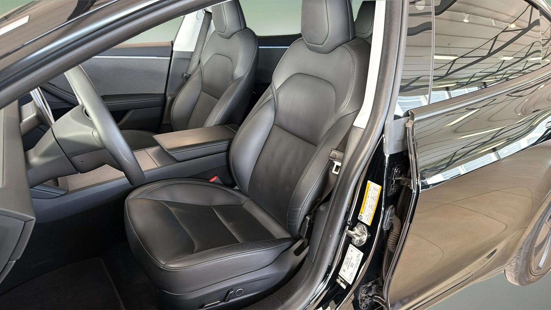 Sort Tesla Model 3 fra 2024