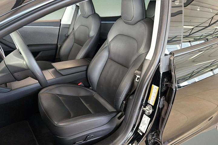 Sort Tesla Model 3 fra 2024