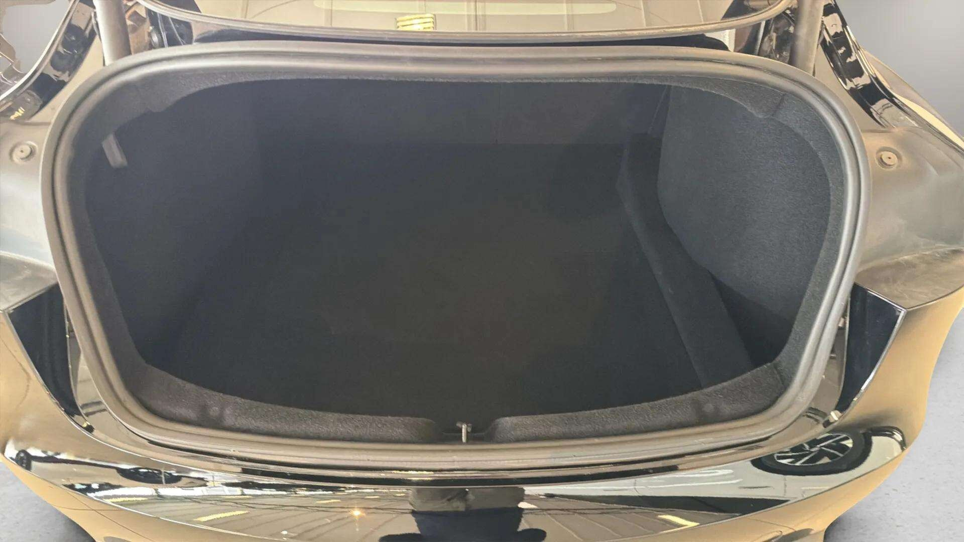 Sort Tesla Model 3 fra 2024
