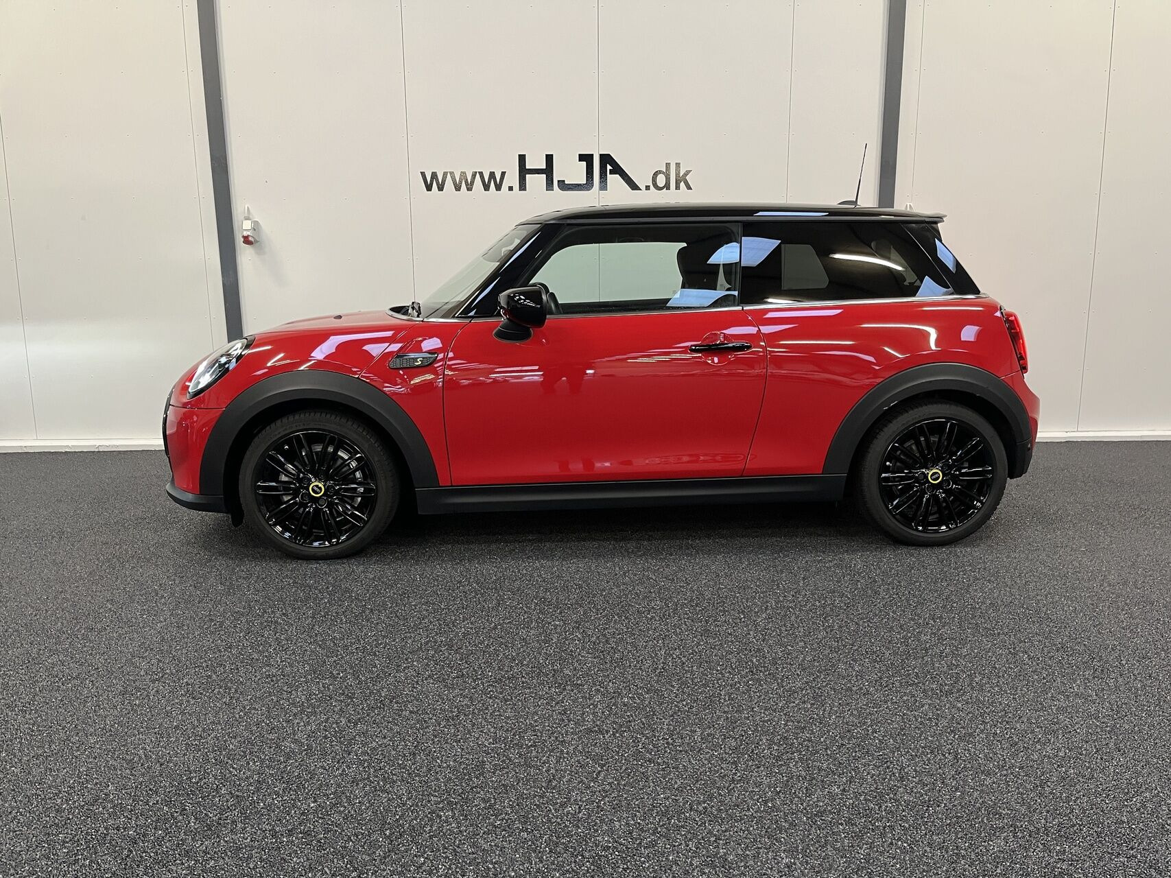 Rød Mini Cooper fra 2023