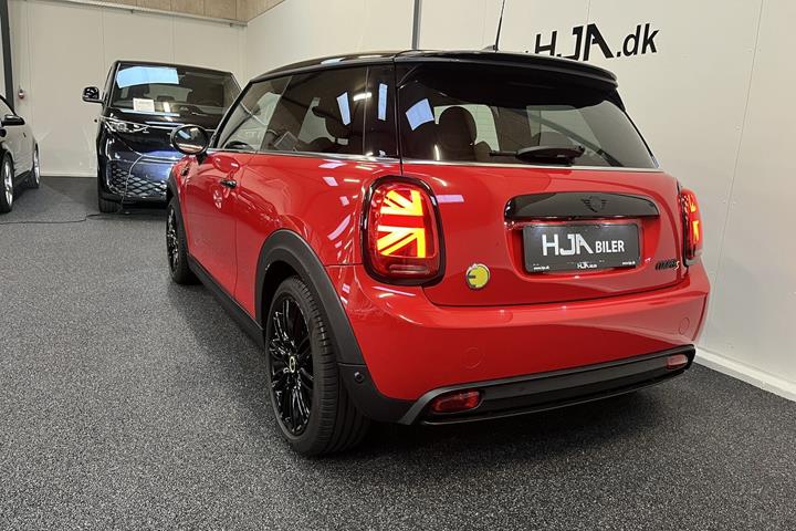 Rød Mini Cooper fra 2023