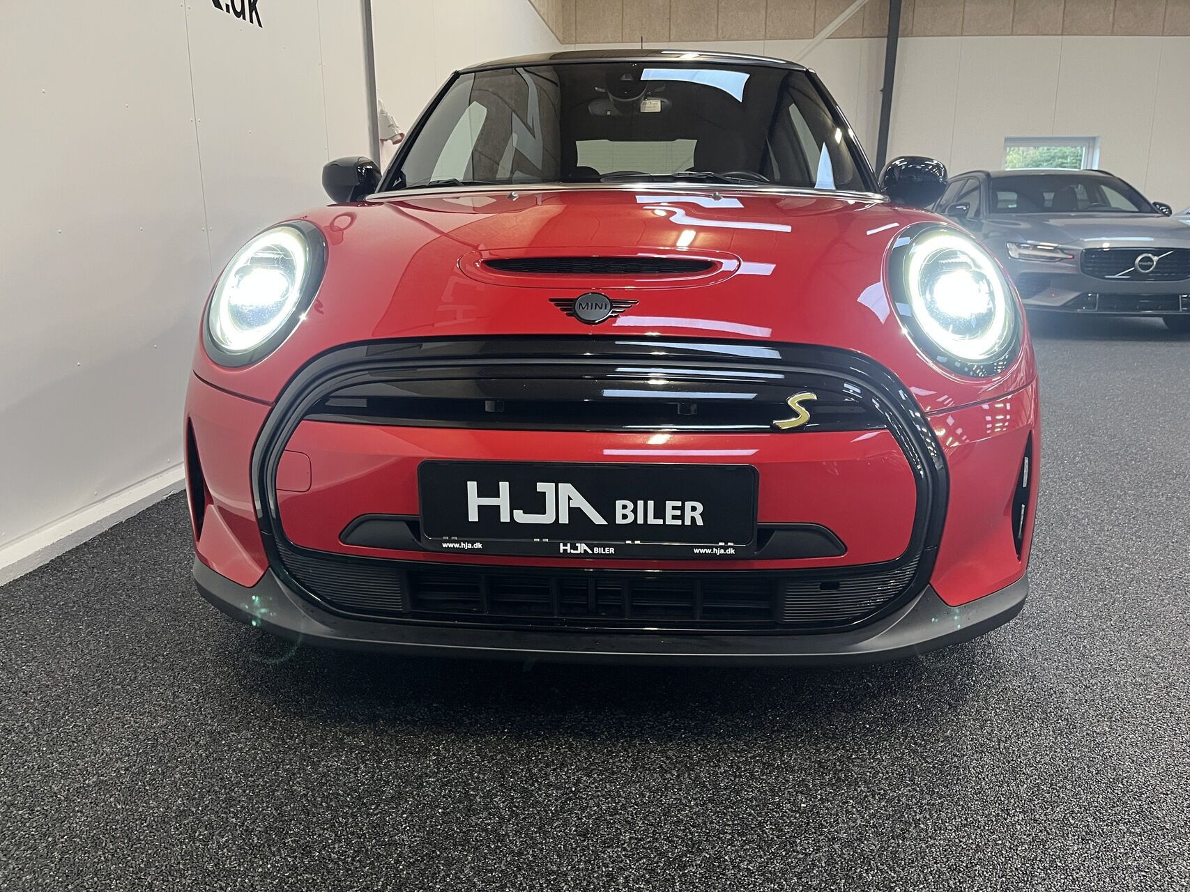 Rød Mini Cooper fra 2023