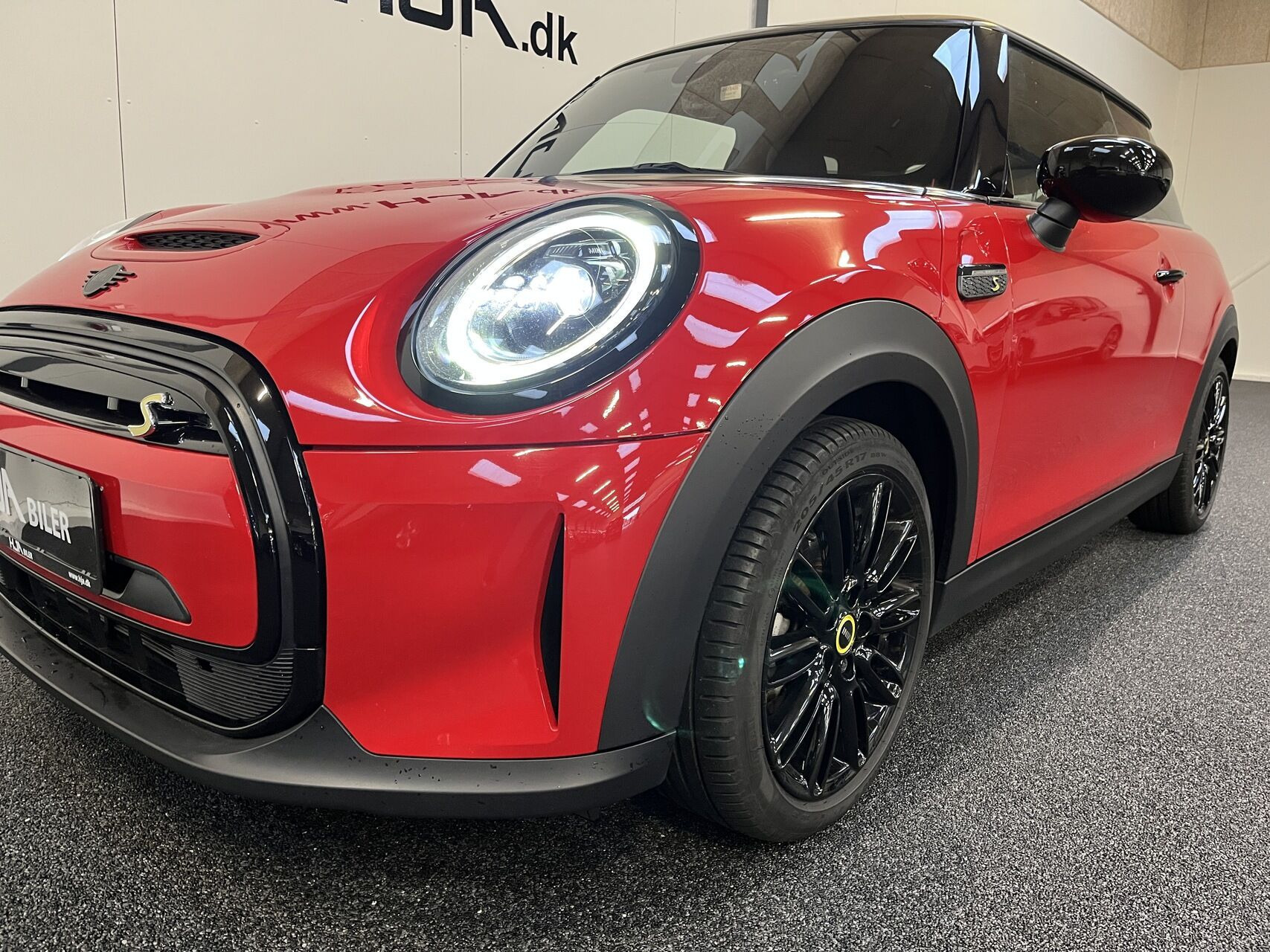 Rød Mini Cooper fra 2023