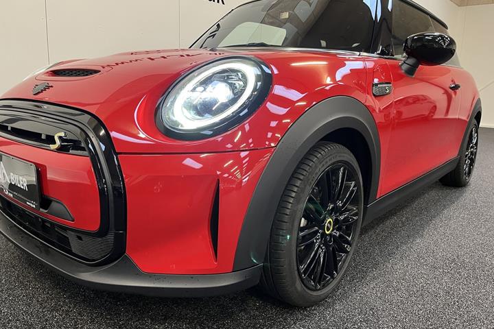 Rød Mini Cooper fra 2023