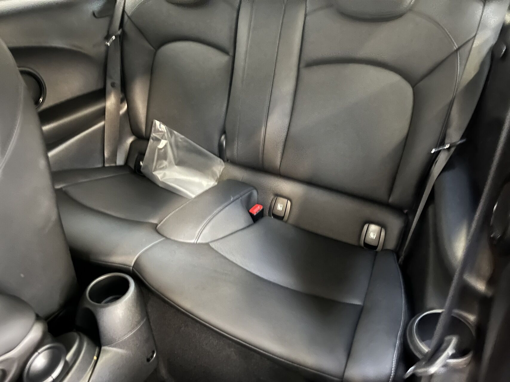 Rød Mini Cooper fra 2023