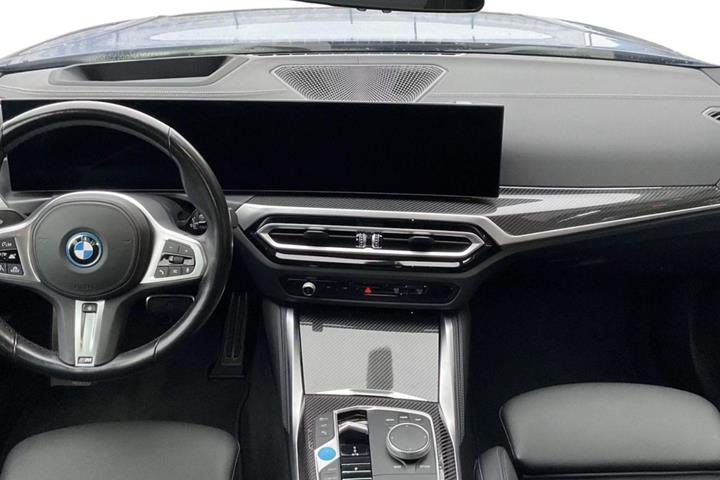 Blå BMW i4 fra 2024