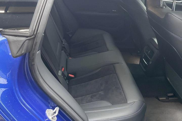 Blå BMW i4 fra 2024