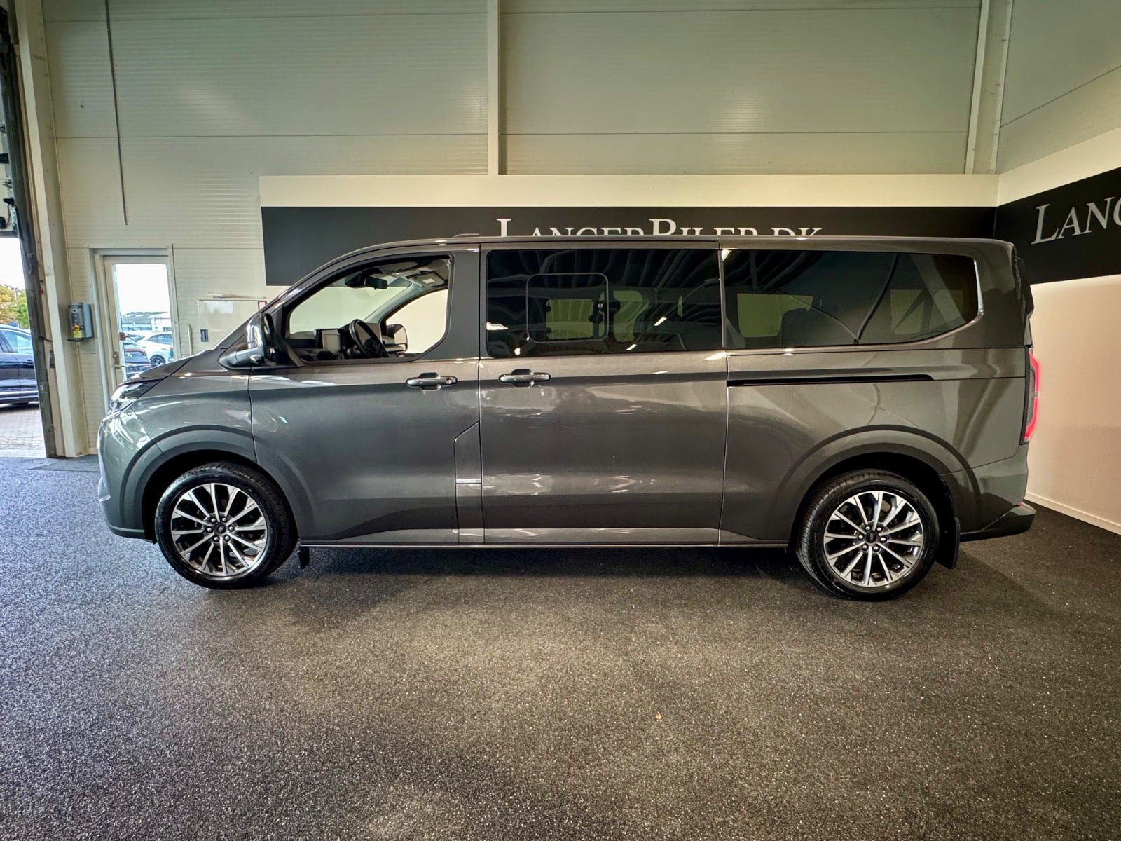Grå Ford Tourneo Custom 340 L2 fra 2024