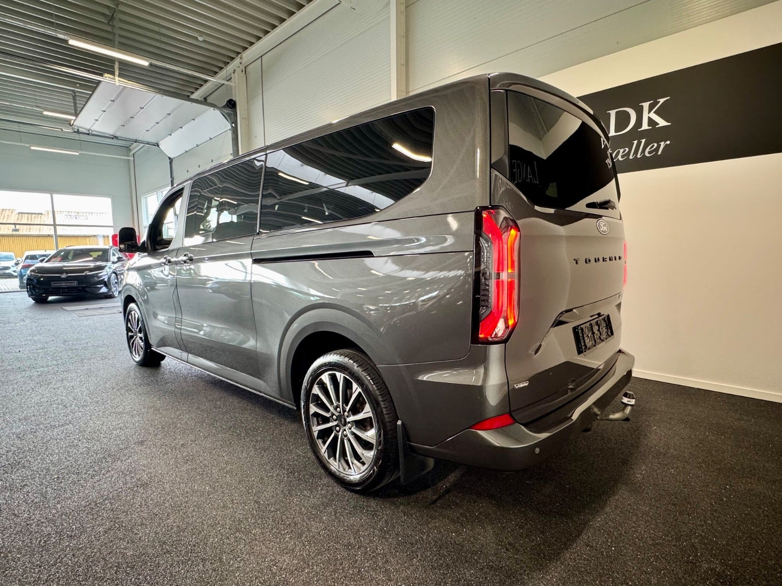 Grå Ford Tourneo Custom 340 L2 fra 2024