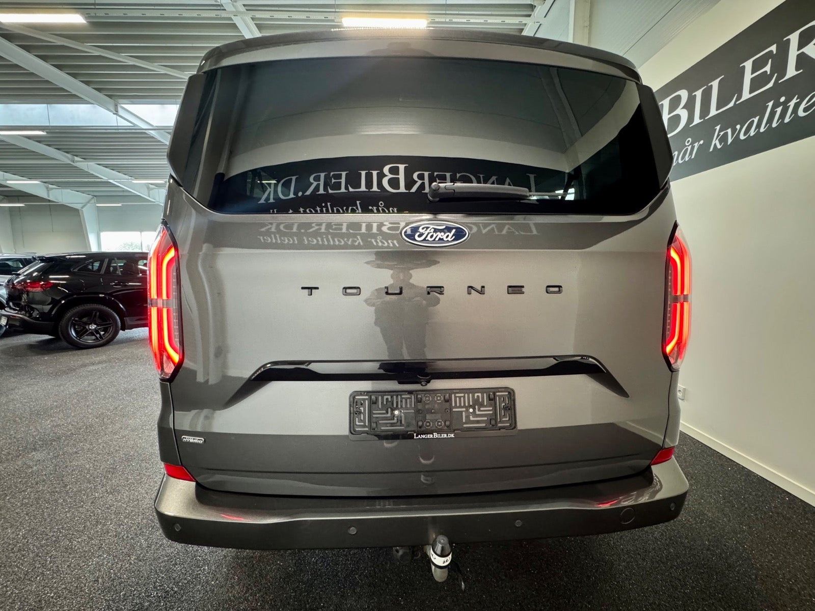 Grå Ford Tourneo Custom 340 L2 fra 2024