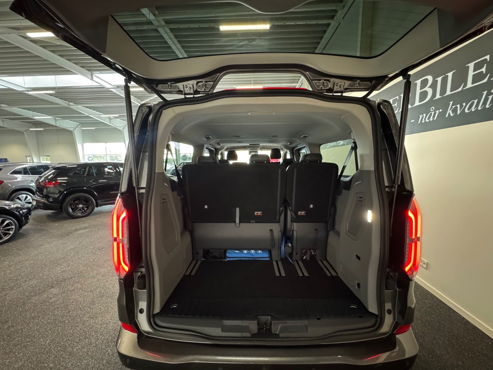 Grå Ford Tourneo Custom 340 L2 fra 2024