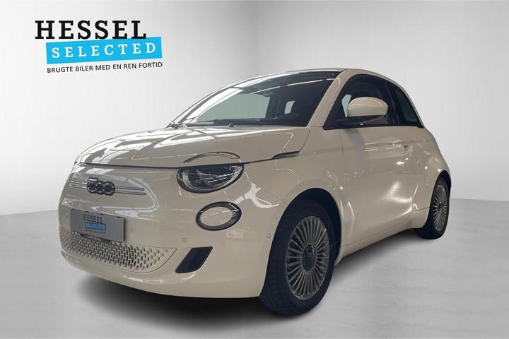 Hvid Fiat 500e fra 2024 set udefra