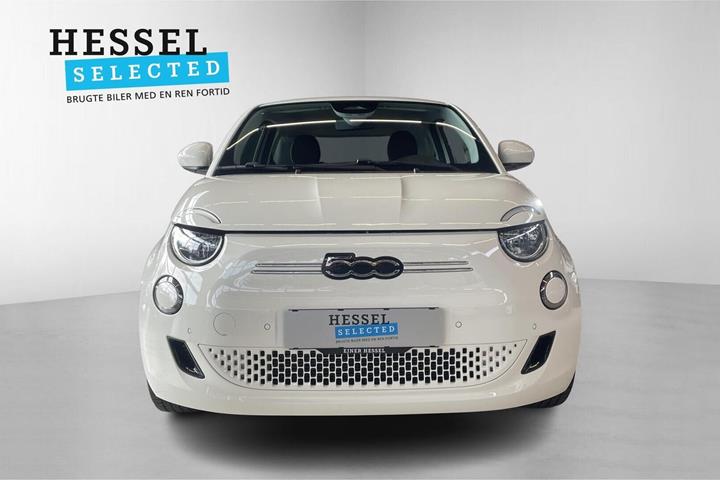 Hvid Fiat 500e fra 2024