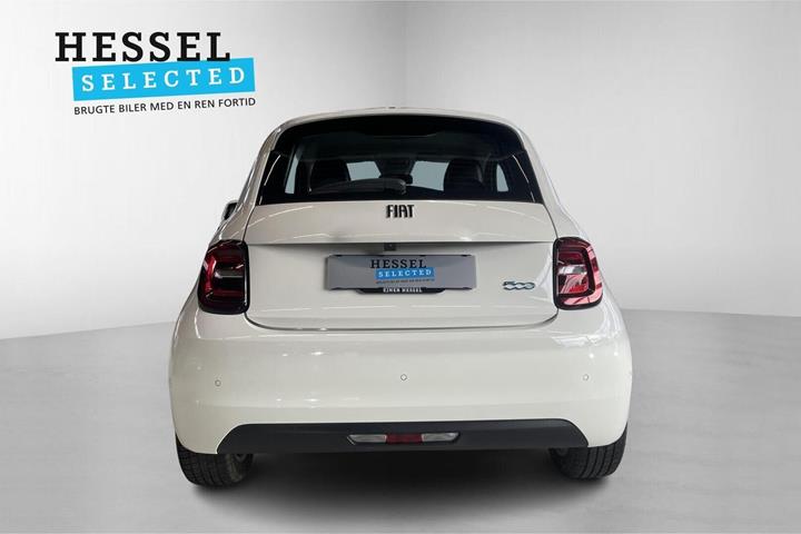 Hvid Fiat 500e fra 2024