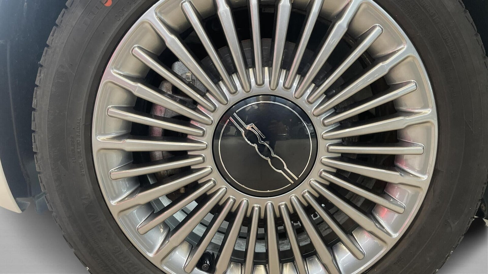 Hvid Fiat 500e fra 2024