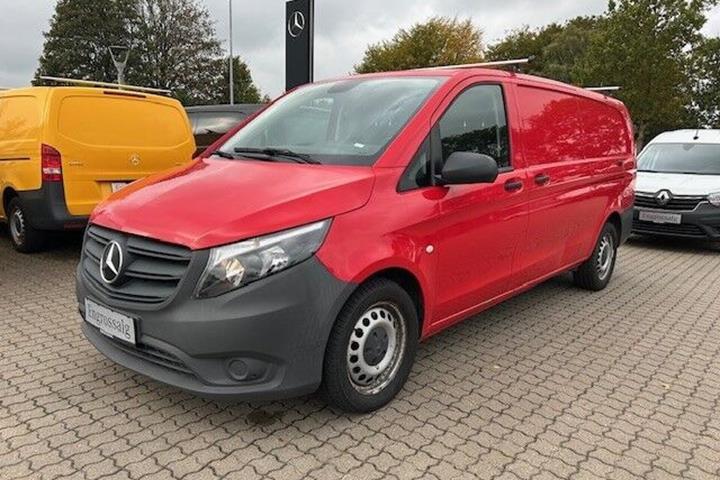 Rød Mercedes Vito 119 fra 2021