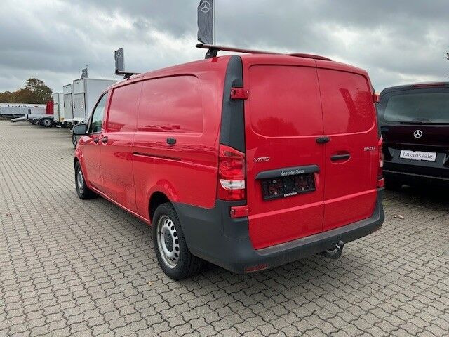 Rød Mercedes Vito 119 fra 2021