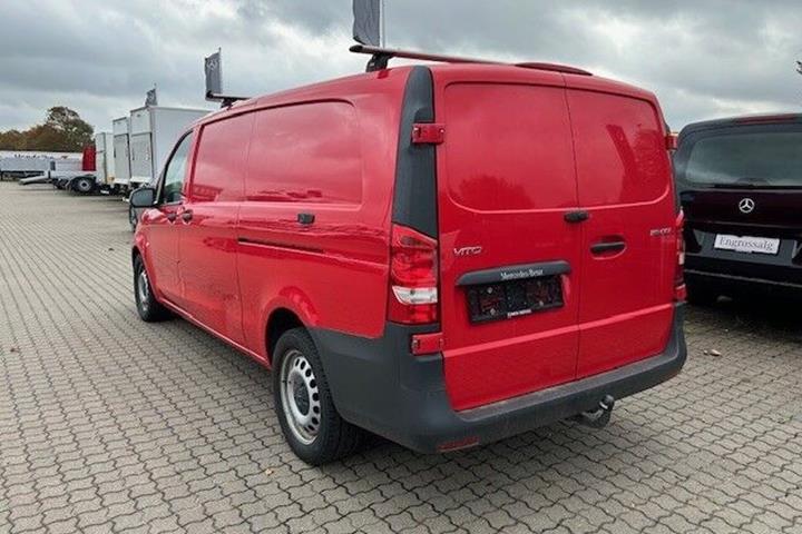 Rød Mercedes Vito 119 fra 2021