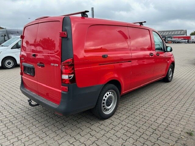 Rød Mercedes Vito 119 fra 2021