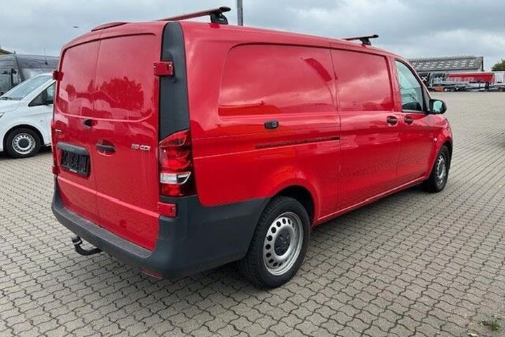 Rød Mercedes Vito 119 fra 2021