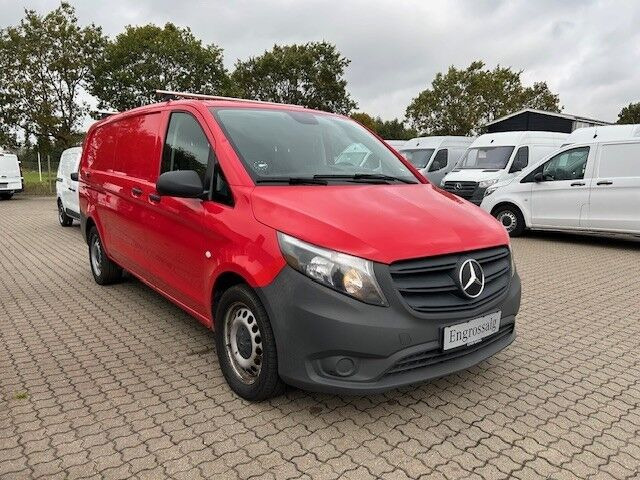Rød Mercedes Vito 119 fra 2021