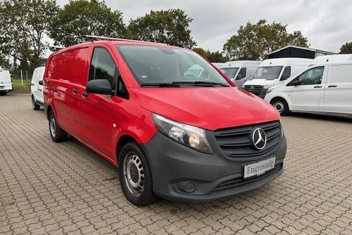 Rød Mercedes Vito 119 fra 2021