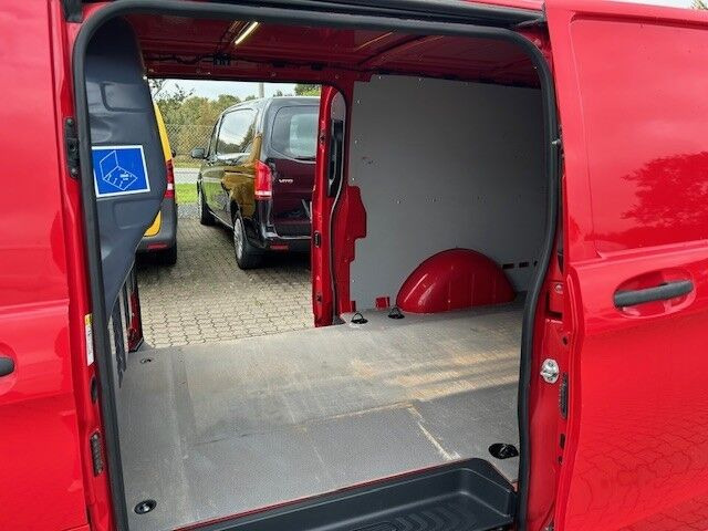 Rød Mercedes Vito 119 fra 2021