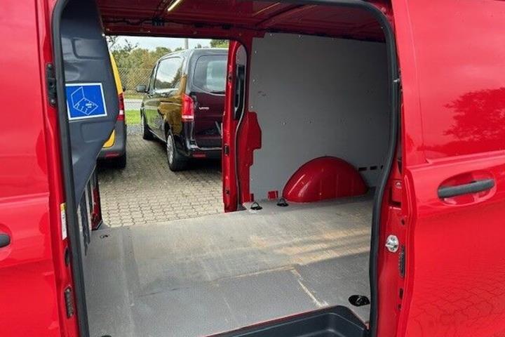Rød Mercedes Vito 119 fra 2021