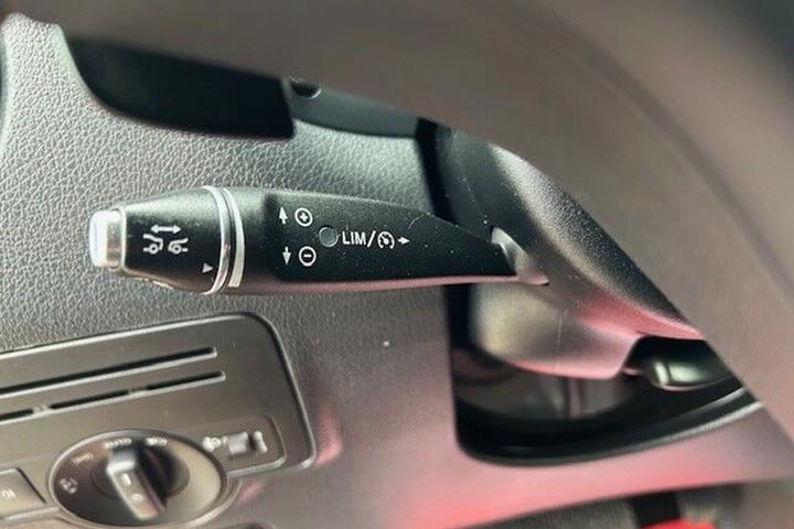 Rød Mercedes Vito 119 fra 2021