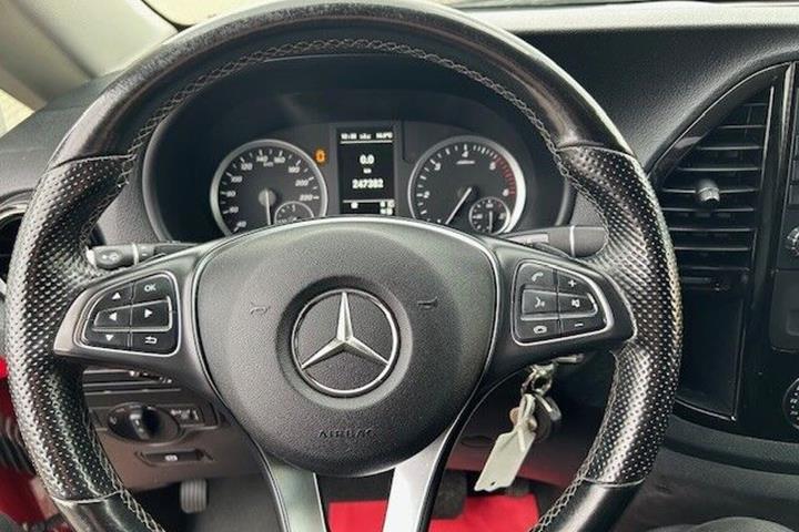 Rød Mercedes Vito 119 fra 2021