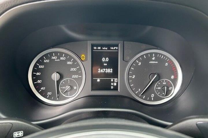 Rød Mercedes Vito 119 fra 2021