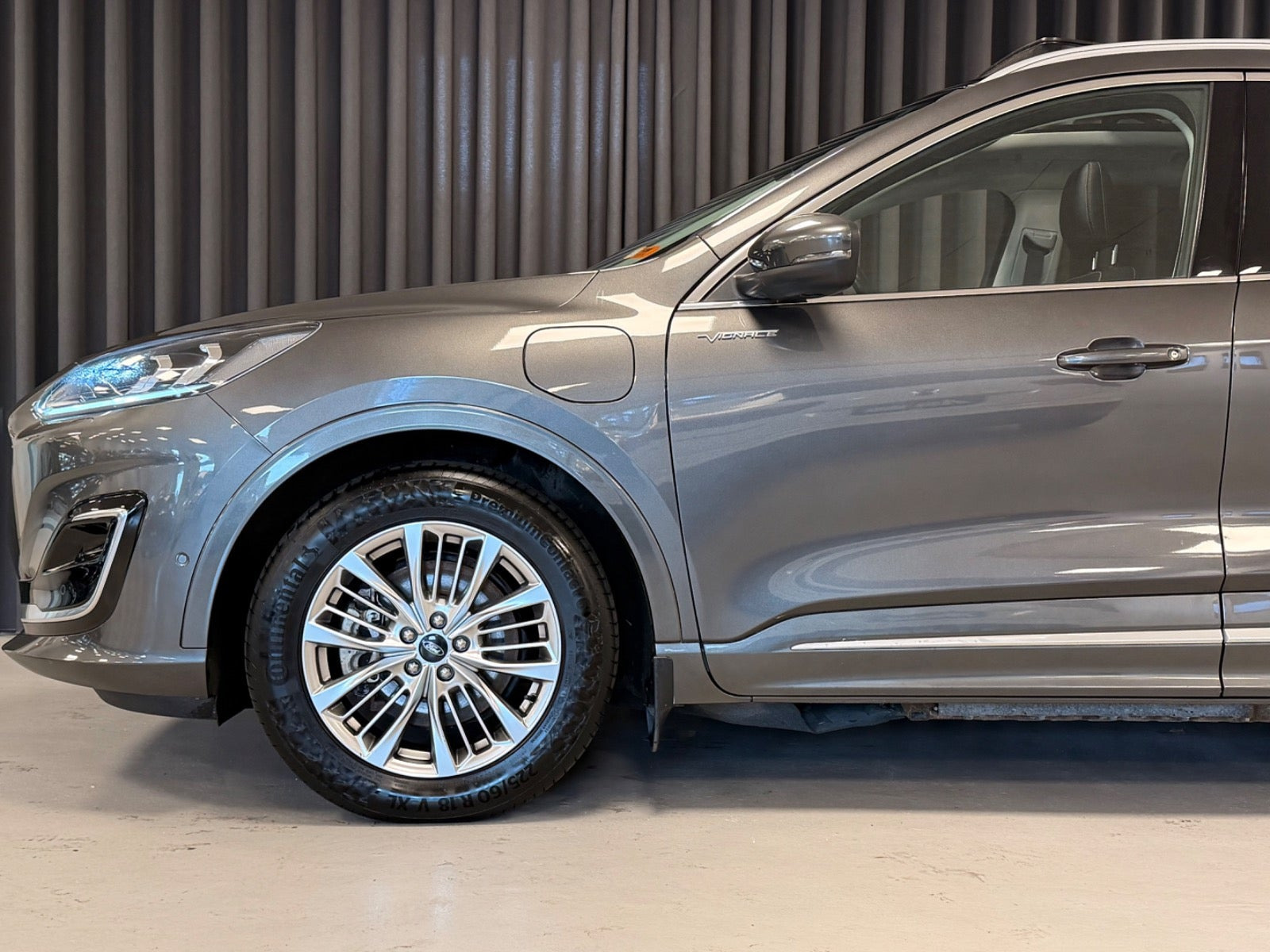 Grå Ford Kuga fra 2020