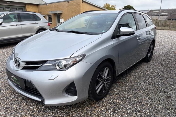 Sølv Toyota Auris fra 2015