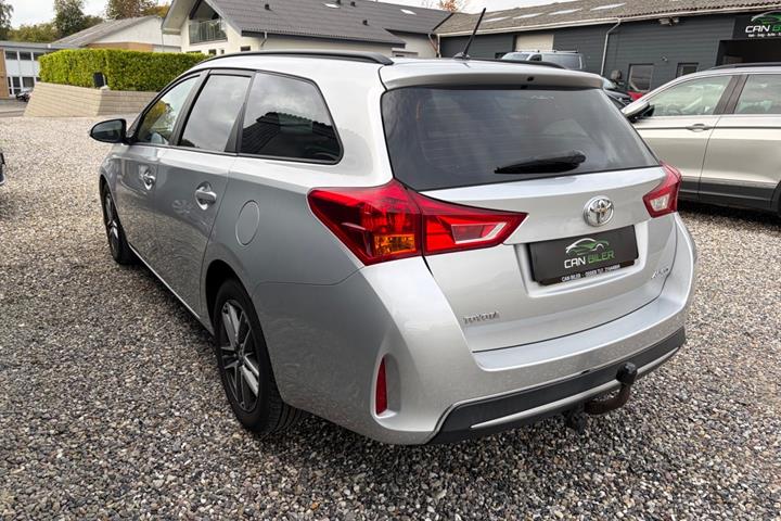 Sølv Toyota Auris fra 2015