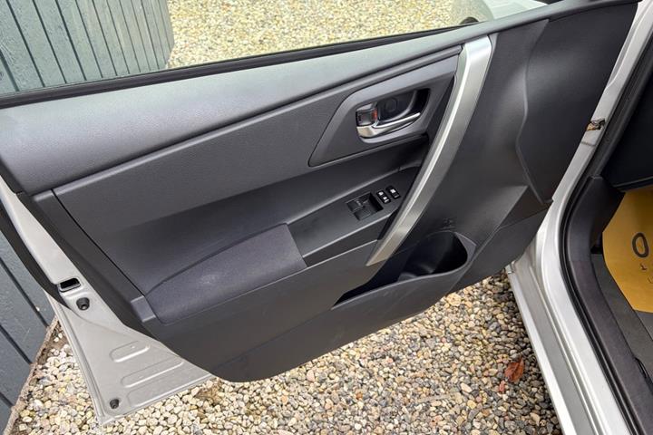 Sølv Toyota Auris fra 2015