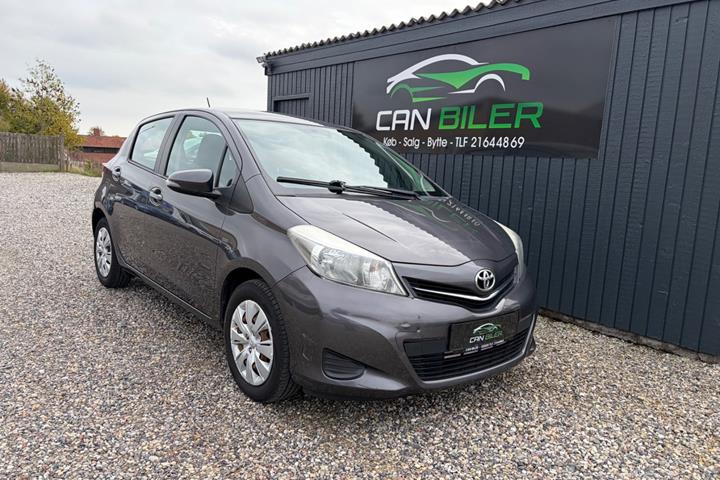 Grå Toyota Yaris fra 2014 set udefra