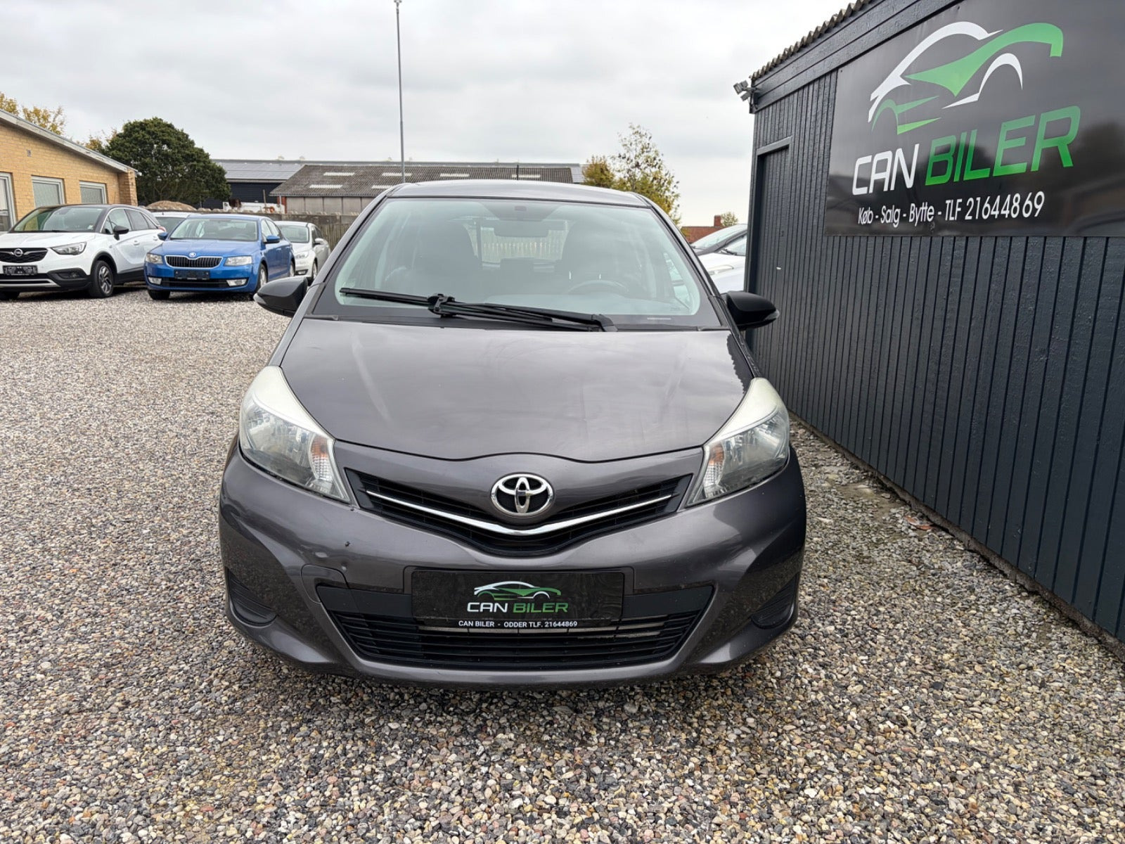 Grå Toyota Yaris fra 2014