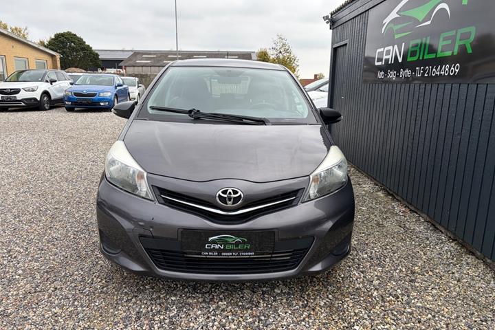 Grå Toyota Yaris fra 2014