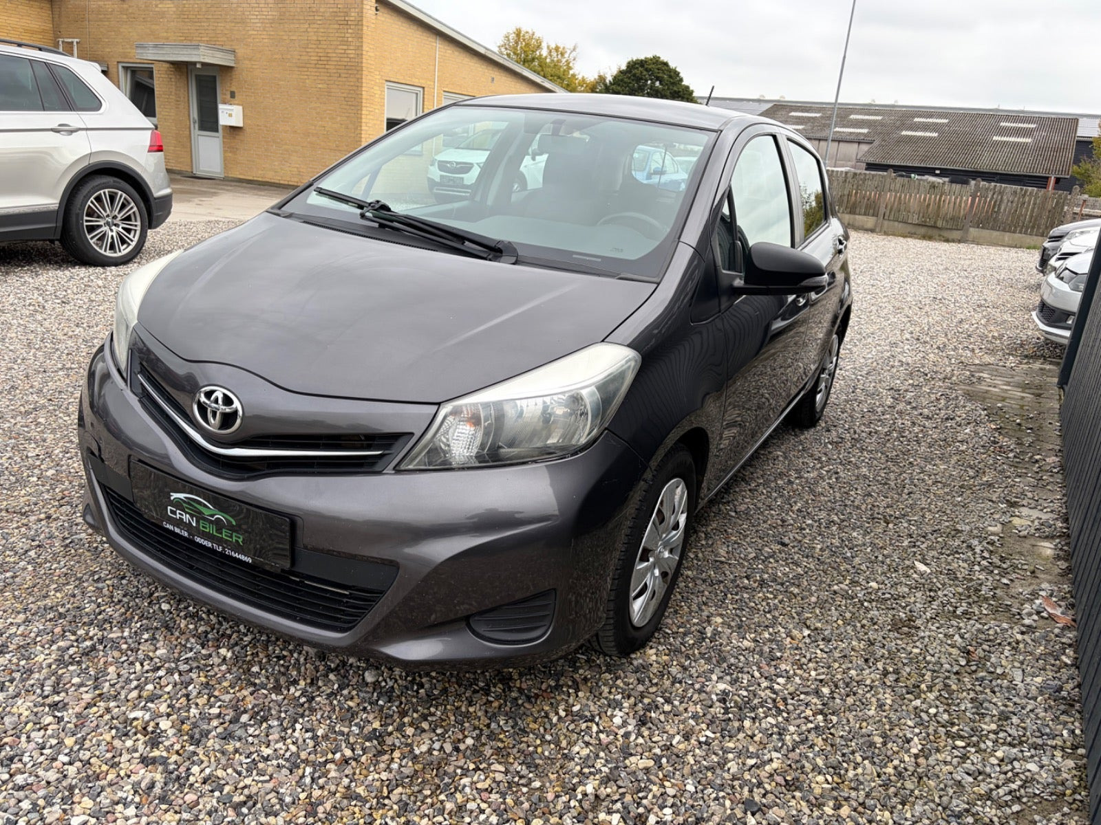 Grå Toyota Yaris fra 2014