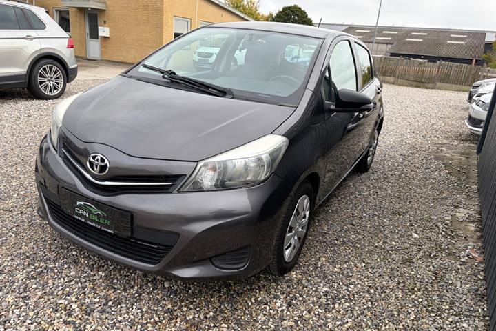 Grå Toyota Yaris fra 2014